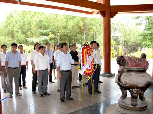 Đoàn lãnh đạo cấp cao Tổng công ty VIGLACERA dâng hương tại Ngã ba Đồng Lộc