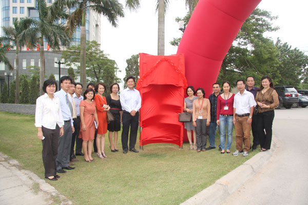 Hưng Yên: Gắn biển chào mừng Đại hội Đảng bộ tỉnh lần thứ XVII tại công trình KTX Sinh viên - nhà ở số 3