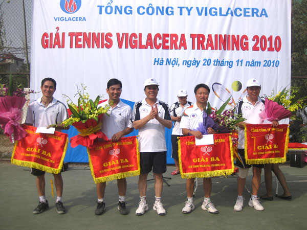 Giải Tennis Viglacera Training 2010: Trường CĐ nghề Viglacera rinh 2 giải Nhất