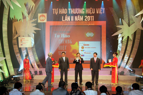 VIGLACERA vinh dự nhận Cúp “Tự hào thương hiệu Việt” lần thứ 2