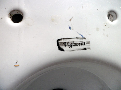 Bắt quả tang cơ sở sản xuất kinh doanh thiết bị sứ vệ sinh giả nhãn hiệu Viglacera