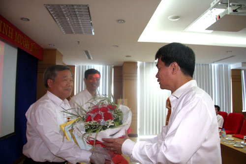 Trao tặng Huy hiệu 30 năm tuổi Đảng cho đồng chí Nguyễn Mạnh Đạt