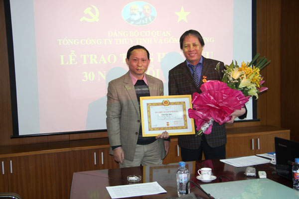 Trao Huy hiệu 30 năm tuổi Đảng cho Phó TGĐ Viglacera Trần Quốc Thái