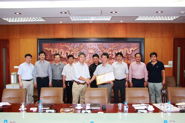 UBND thành phố Hà Nội tặng Bằng khen cho TCT Viglacera vì thành tích xuất sắc trong phong trào Toàn dân bảo vệ an ninh Tổ quốc năm 2012.