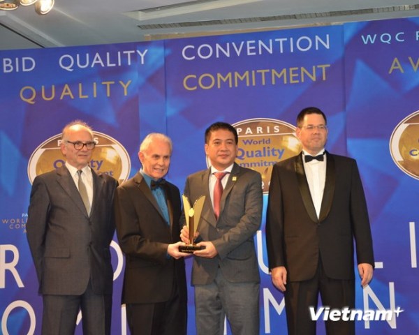 (TTXVN) Kính nổi Viglacera nhận Giải Vàng Cam kết chất lượng quốc tế