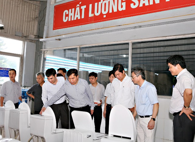Thứ trưởng Bộ Xây dựng Lê Quang Hùng thăm và làm việc tại Viglacera về VLXD không nung và các sản phẩm công nghệ cao