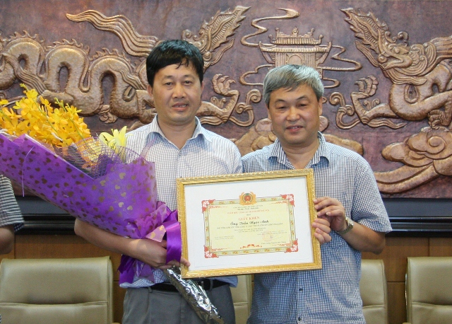 Phó Tổng giám đốc Trần Ngọc Anh được Công an TP. Hà Nội trao tặng bằng khen “cá nhân có thành tích xuất sắc trong phong trào toàn dân thực hiện bảo vệ ANTQ”