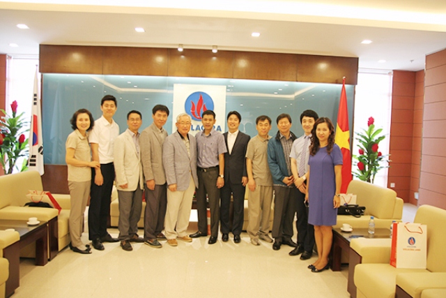 Các doanh nghiệp Hàn Quốc đến làm việc tại Tổng công ty Viglacera