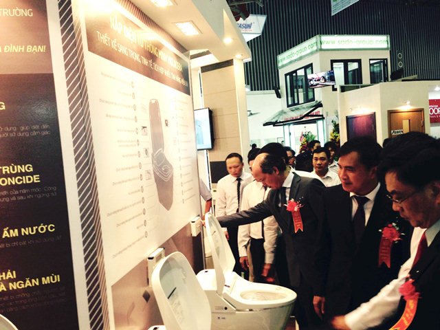 Bàn cầu thông minh Viglacera lần đầu ra mắt tại Triển lãm Vietbuild Tp. Hồ Chí Minh 2015