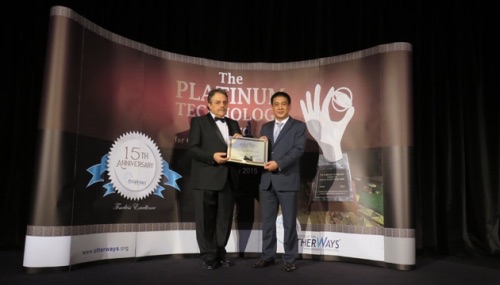 Ông Nguyễn Minh Khoa, Giám đốc Công ty Kính nổi Viglacera nhận Giải thưởng của Tổ chức Otherways.