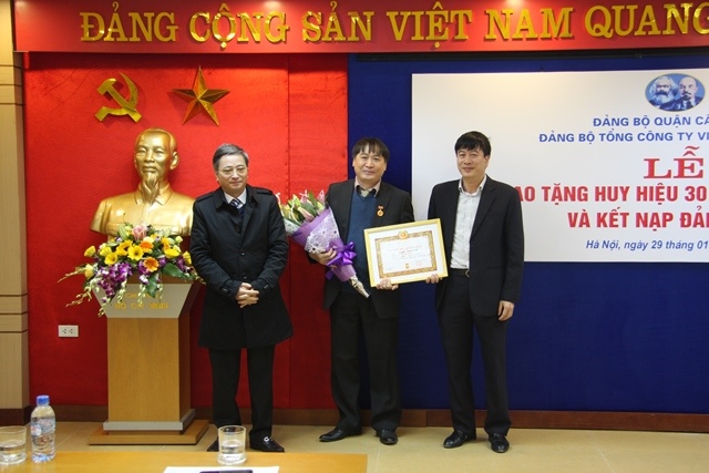 Trao Huy hiệu 30 năm tuổi Đảng cho đ/c Nguyễn Quang Vinh và tổ chức Lễ kết nạp cho các Đảng viên mới