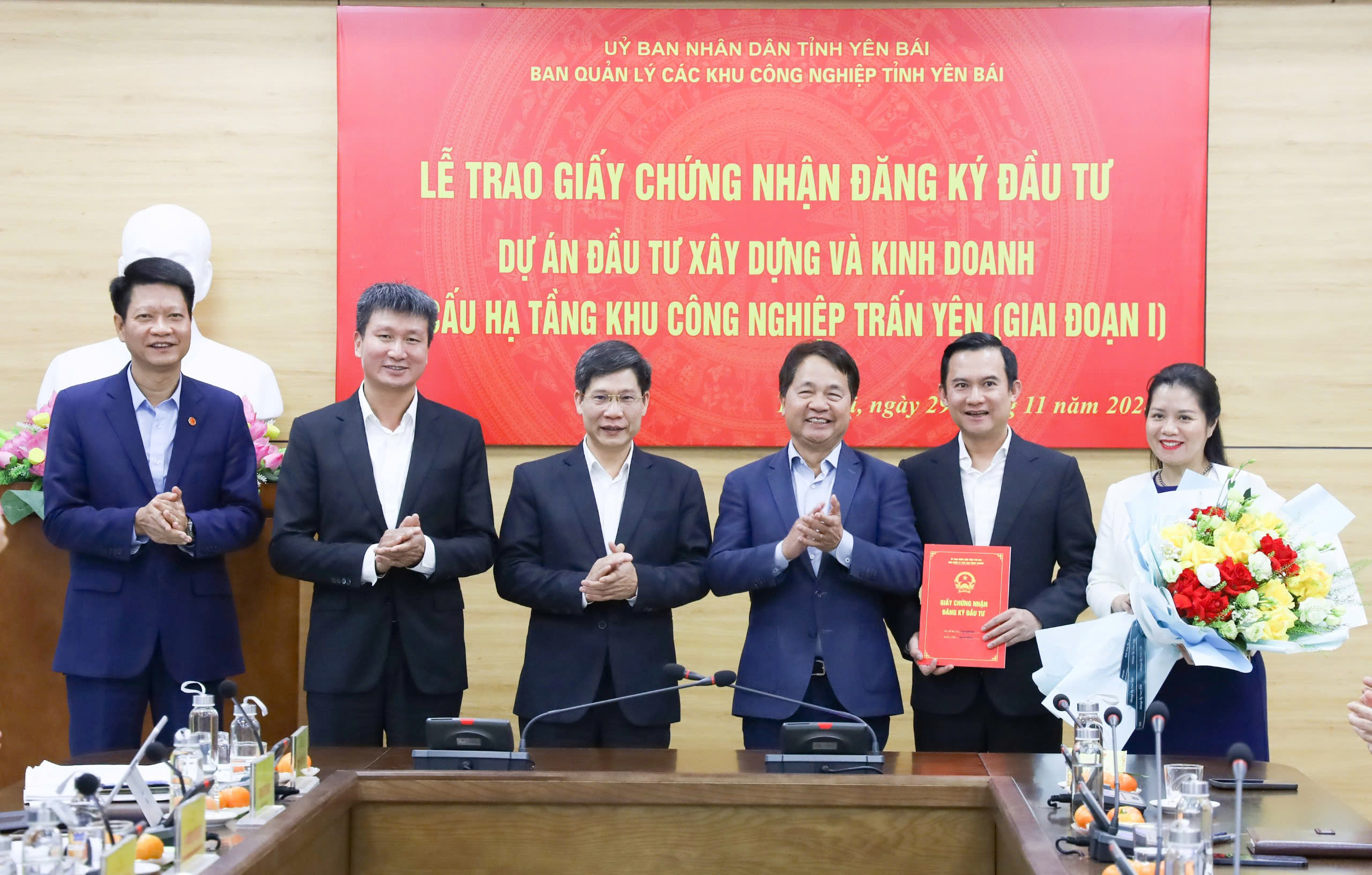 Lễ trao Giấy chứng nhận đăng ký đầu tư Dự án Đầu tư xây dựng và Kinh doanh kết cấu hạ tầng Khu công nghiệp Trấn Yên (giai đoạn 1)