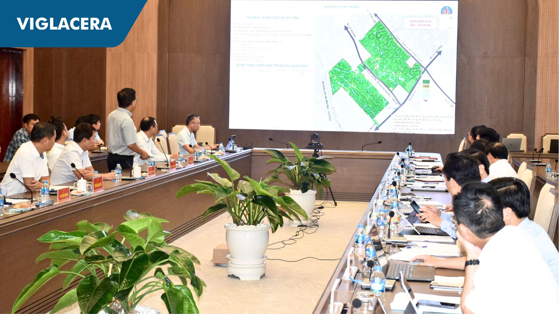 Lãnh đạo tỉnh Lào Cai làm việc với Tổng Công ty Viglacera - CTCP về tiến độ thực hiện dự án đầu tư xây dựng và kinh doanh kết cấu hạ tầng khu công nghiệp Trấn Yên (giai đoạn I)