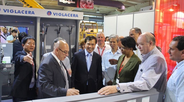 Bộ trưởng Bộ Công thương và Đầu tư nước ngoài Cuba – Ngài Rodrigo Malmierca Diaz và Bộ trưởng Bộ Xây dựng Cuba – Ngài Rene Mesa Villafana thăm gian hàng Viglacera​